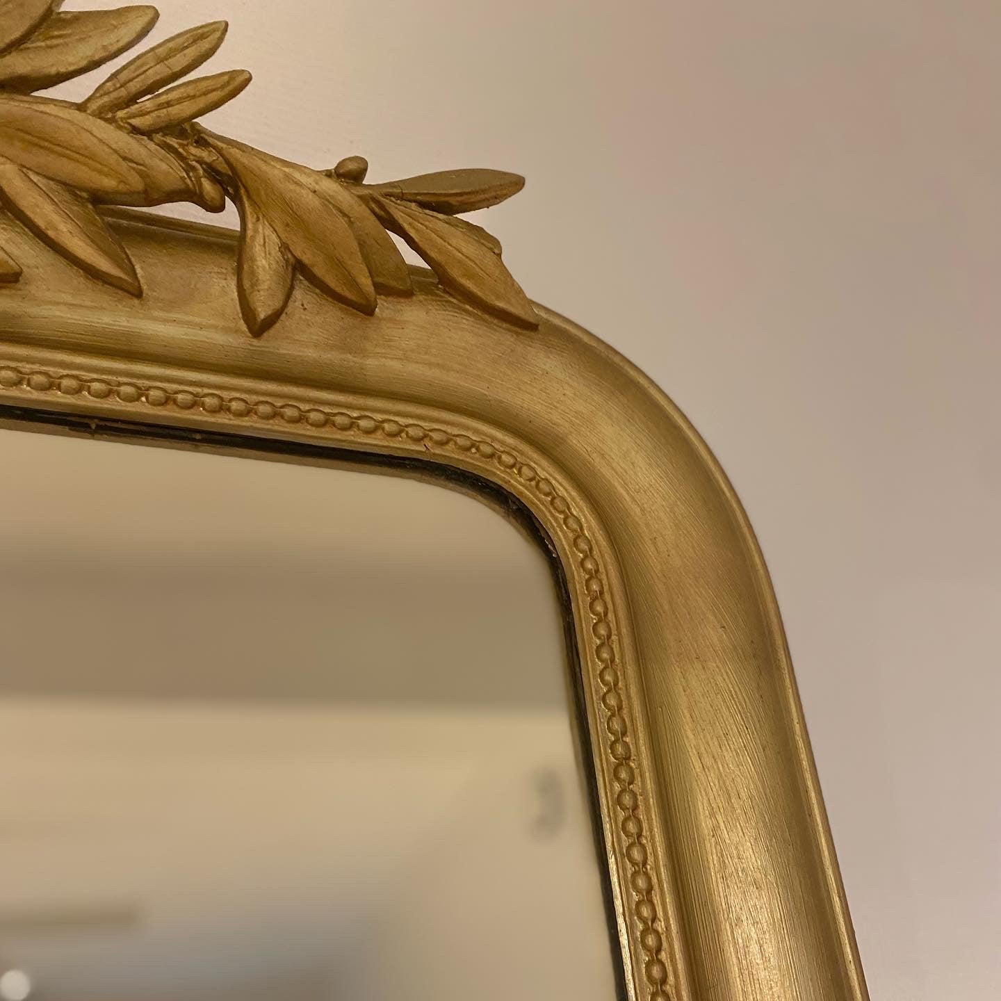 Grand miroir Louis Philippe à fronton appartement.basile