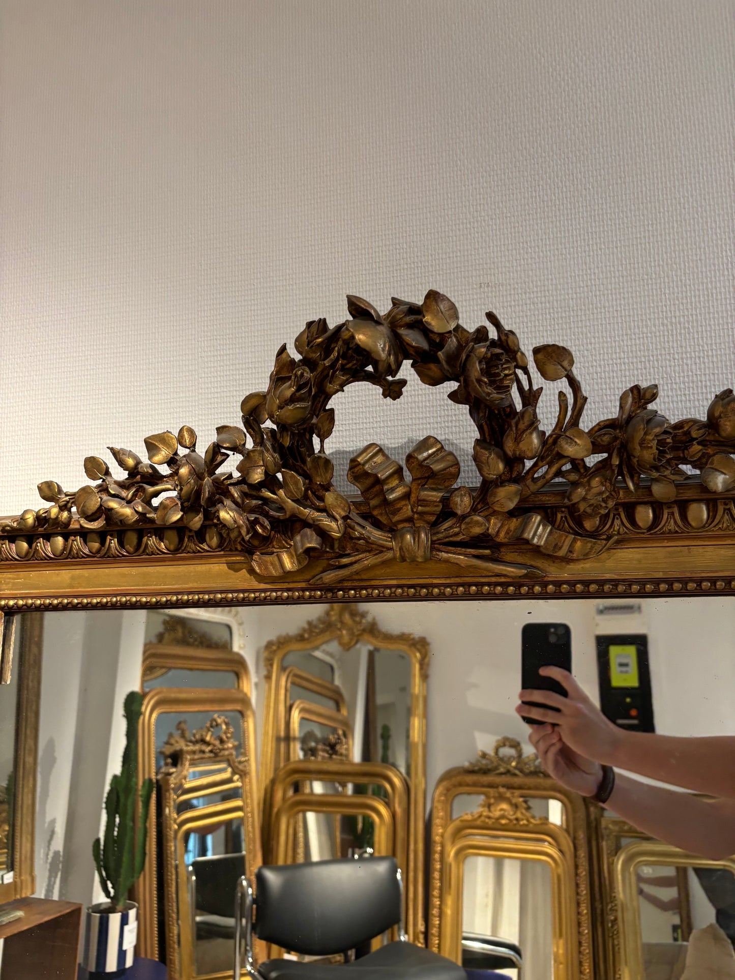 Très grand miroir rectangulaire à fronton appartement.basile