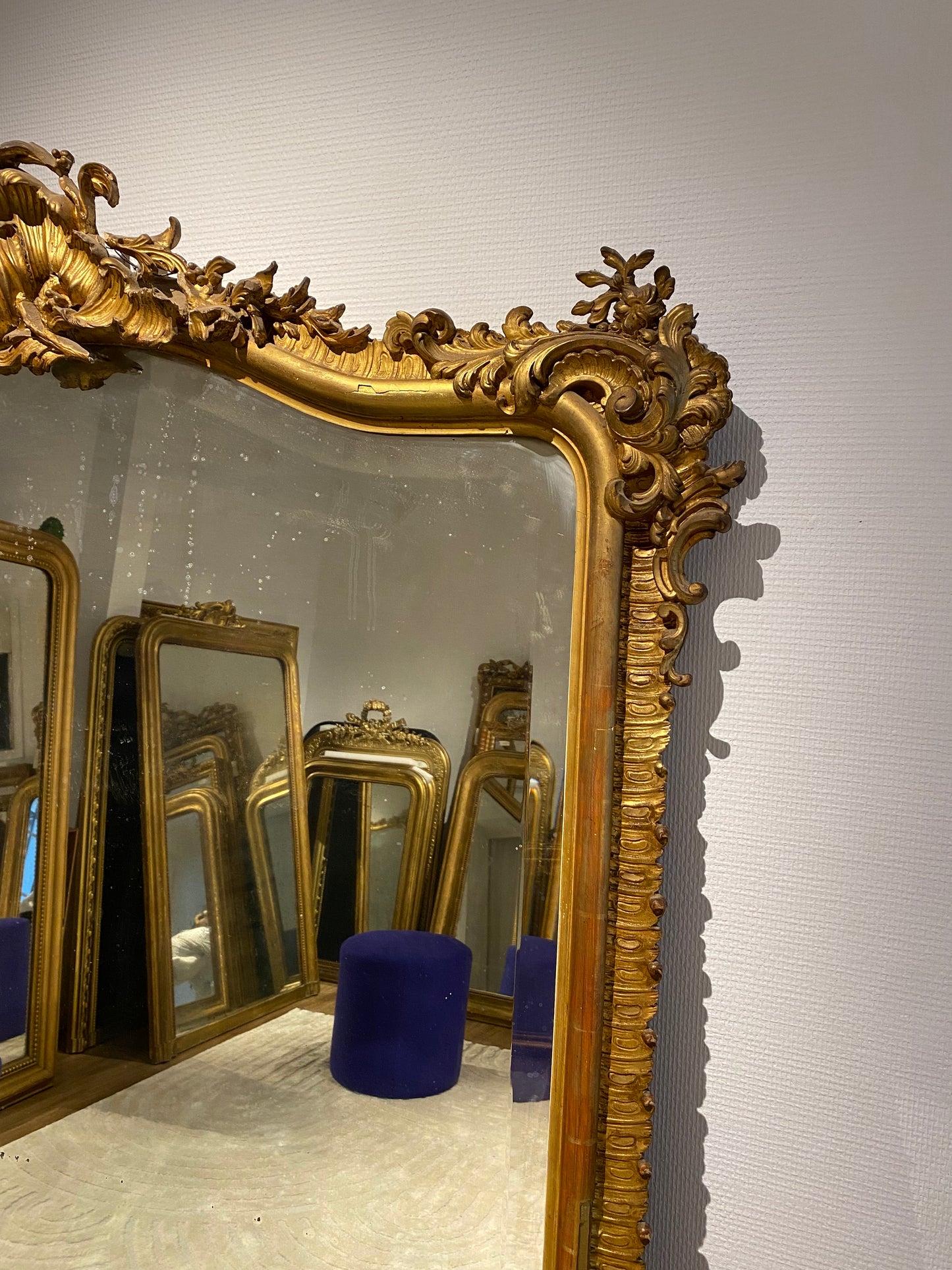 Grand miroir Louis XV à fronton appartement.basile