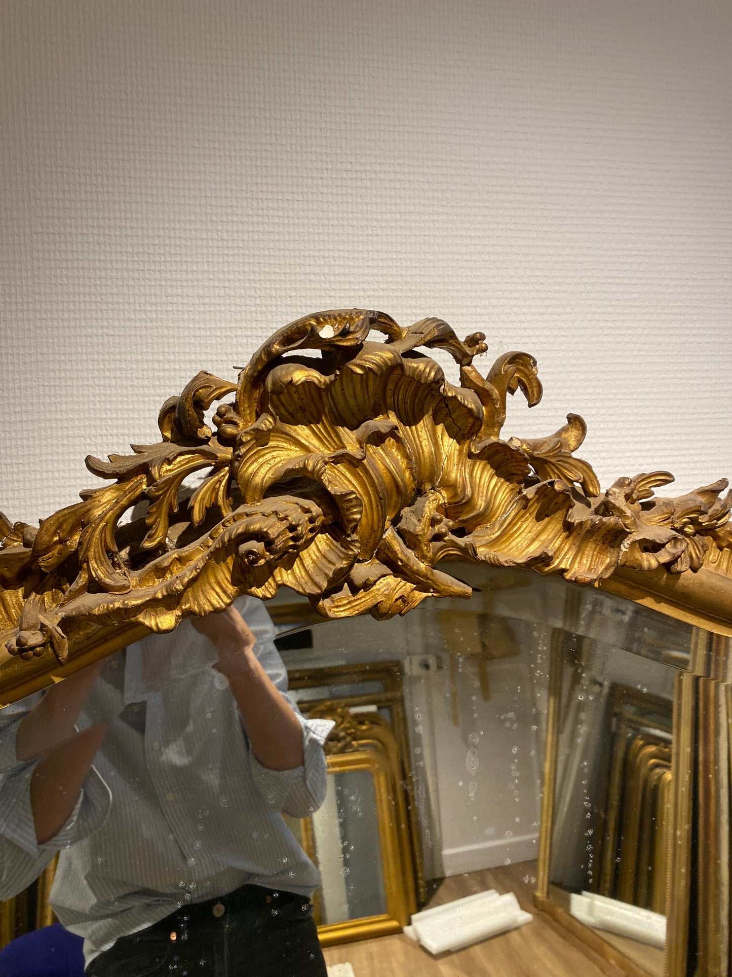 Grand miroir Louis XV à fronton appartement.basile
