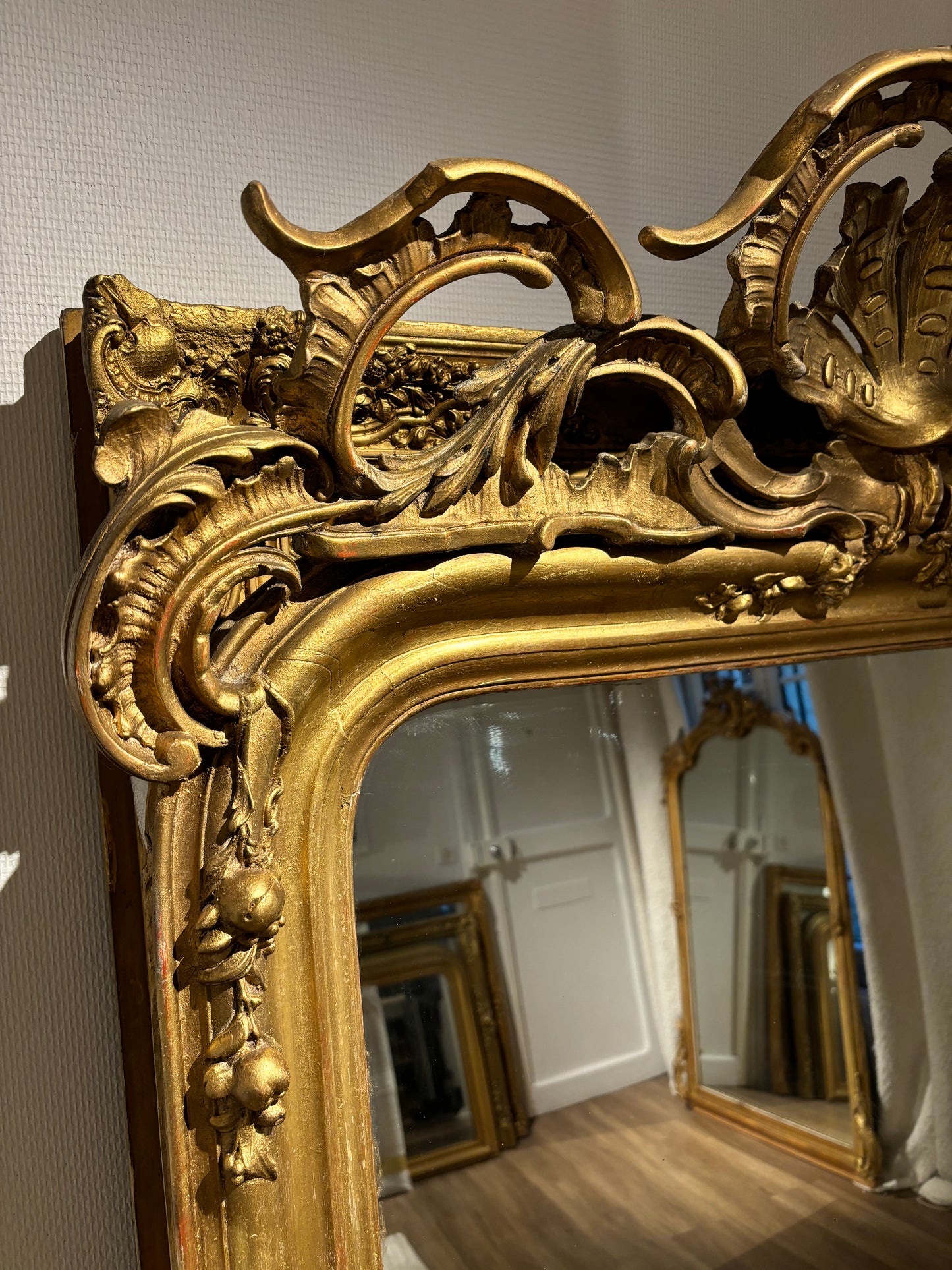 Miroir Louis Philippe à fronton appartement.basile