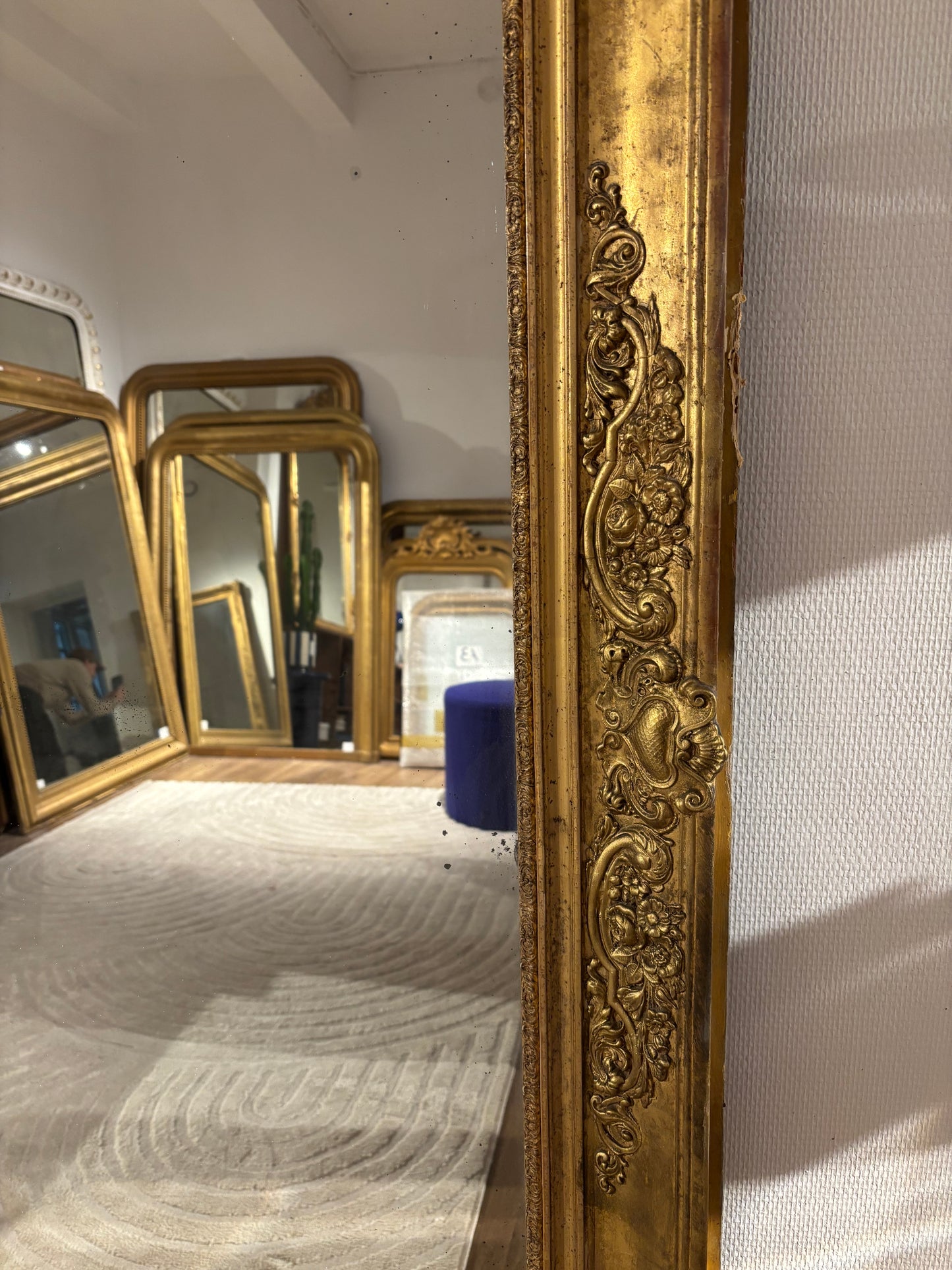 Grand miroir à la feuille d’or (Copie) appartement.basile