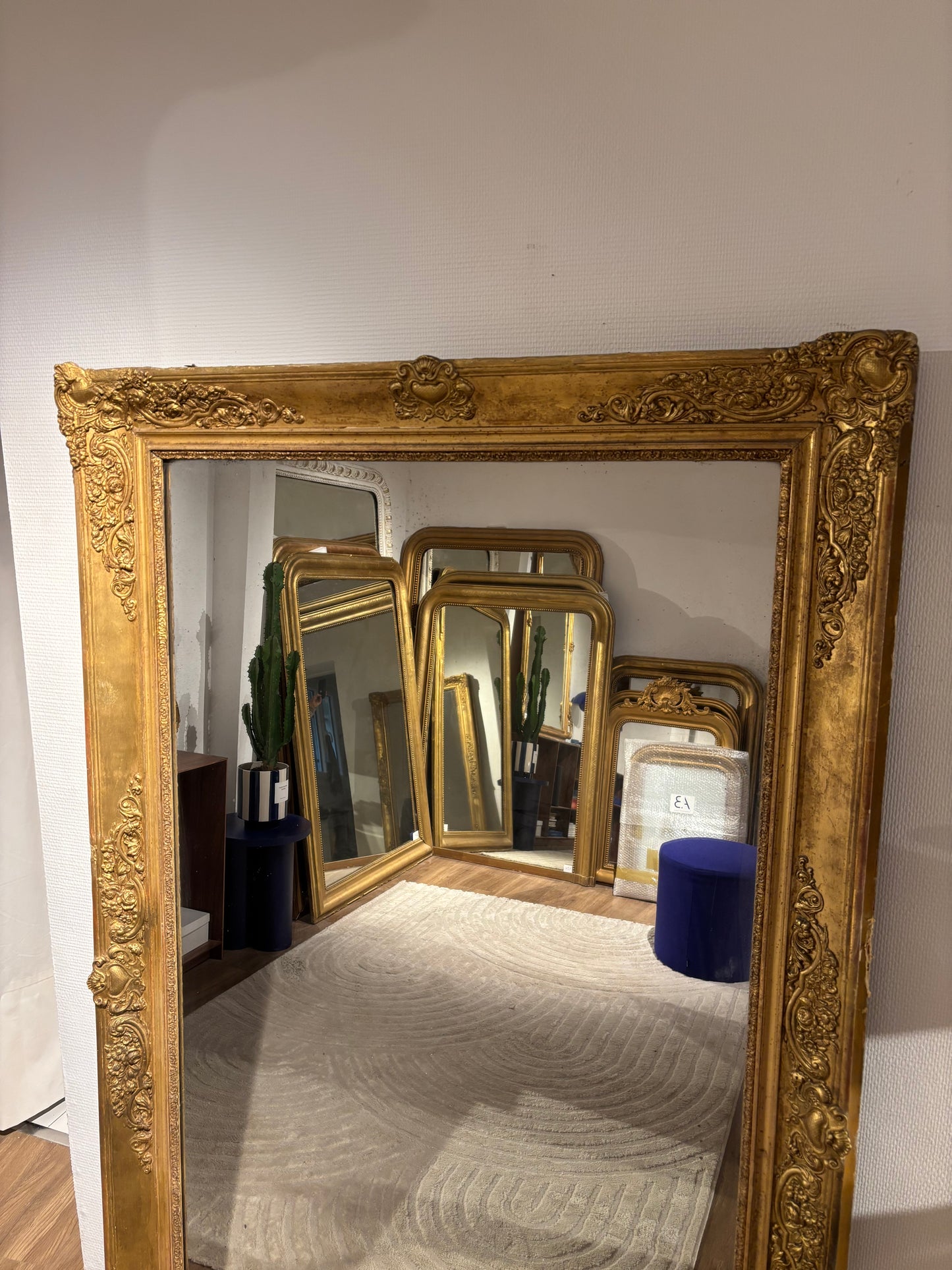 Grand miroir à la feuille d’or (Copie) appartement.basile