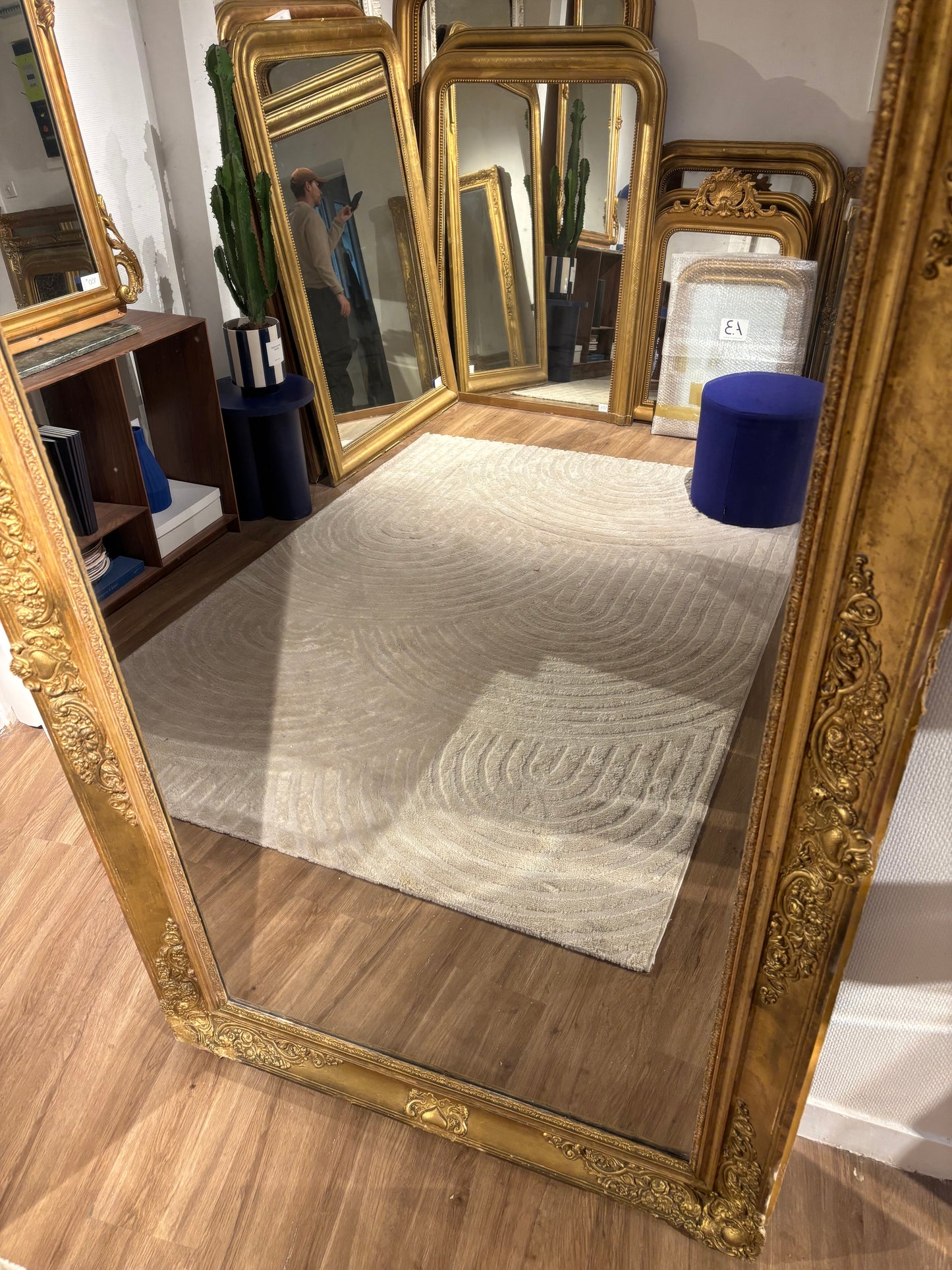 Grand miroir à la feuille d’or (Copie) appartement.basile