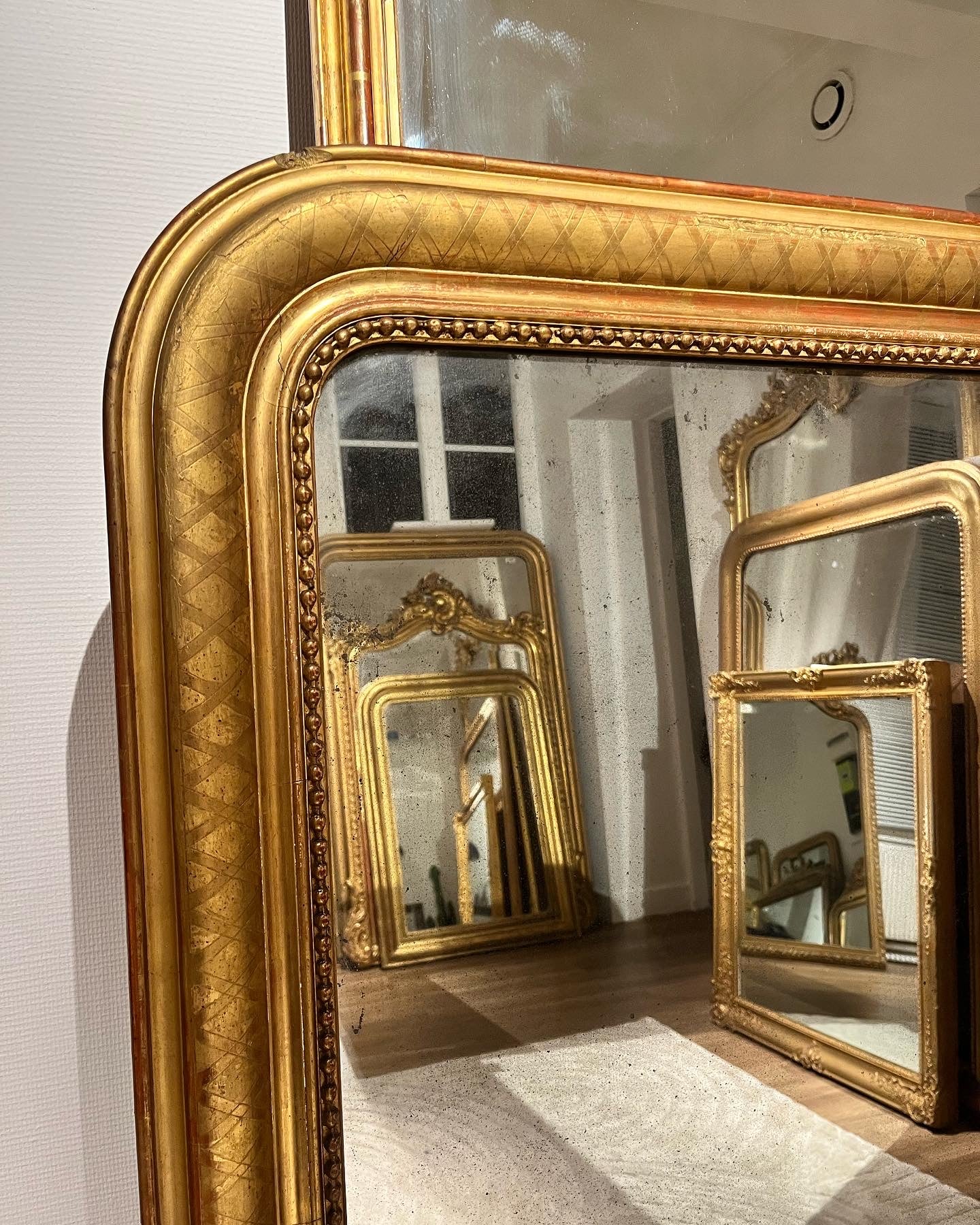 Miroir Louis Philippe à la feuille d’or appartement.basile
