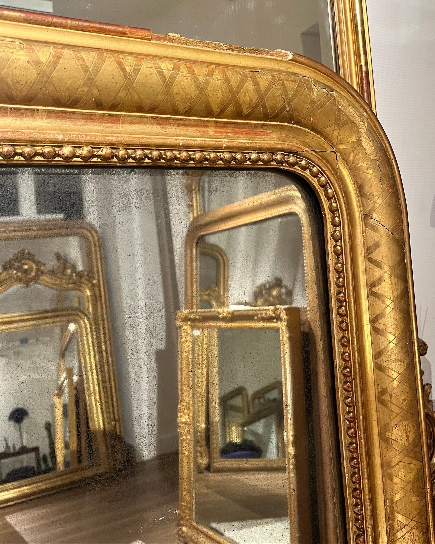 Miroir Louis Philippe à la feuille d’or appartement.basile