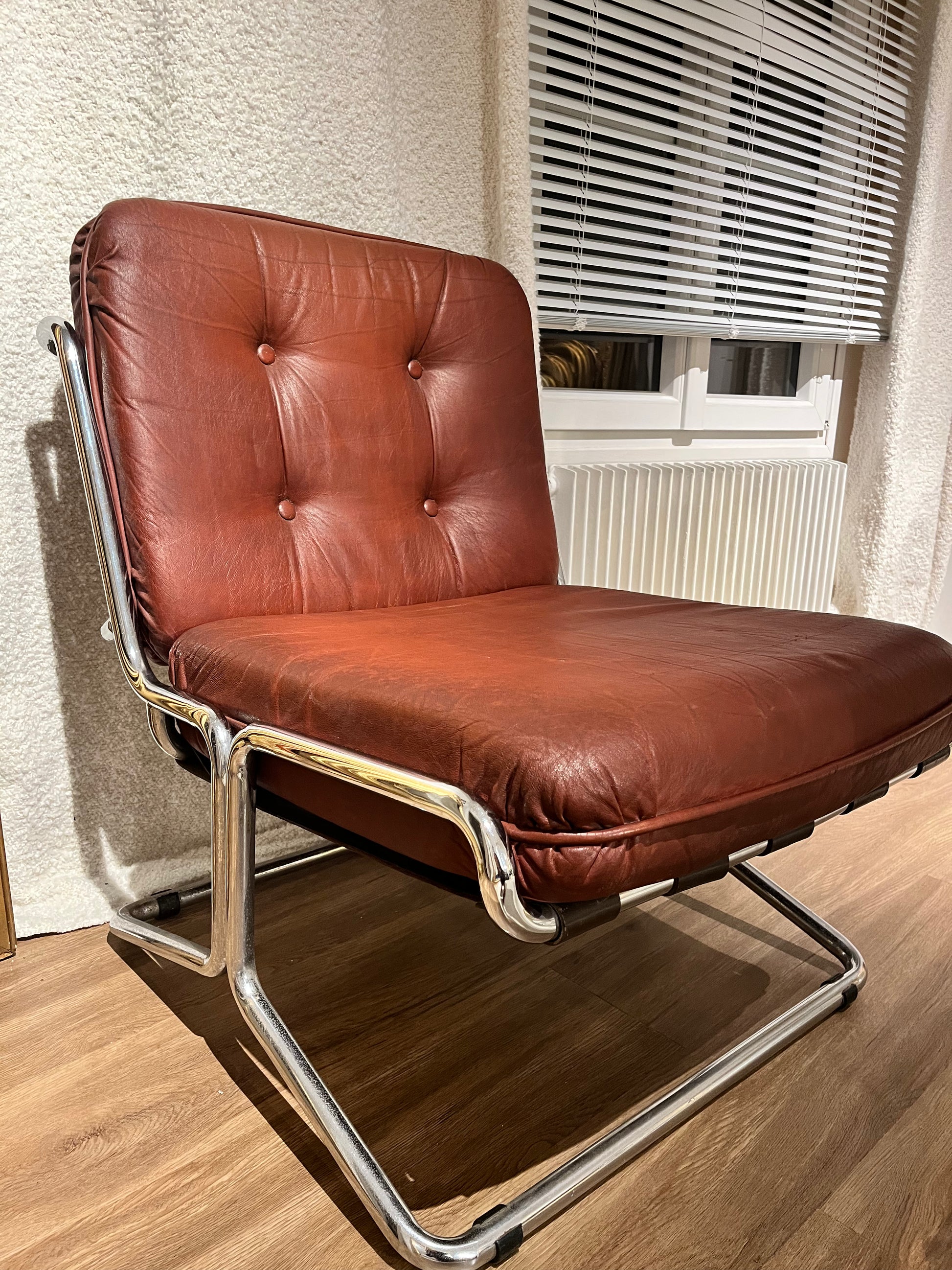 Paire de fauteuils en cuir marron appartement.basile