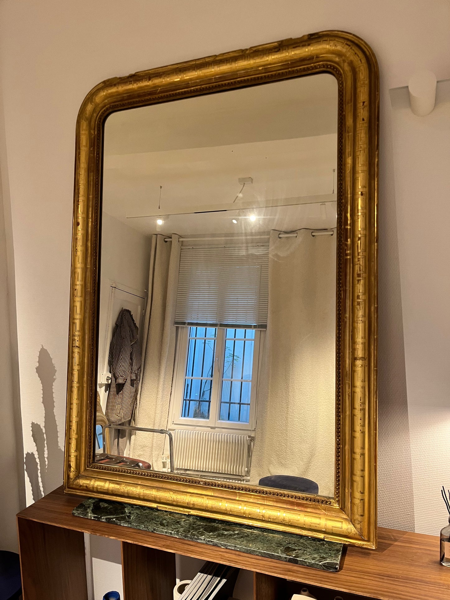 Miroir Louis Philippe à la feuille d’or appartement.basile