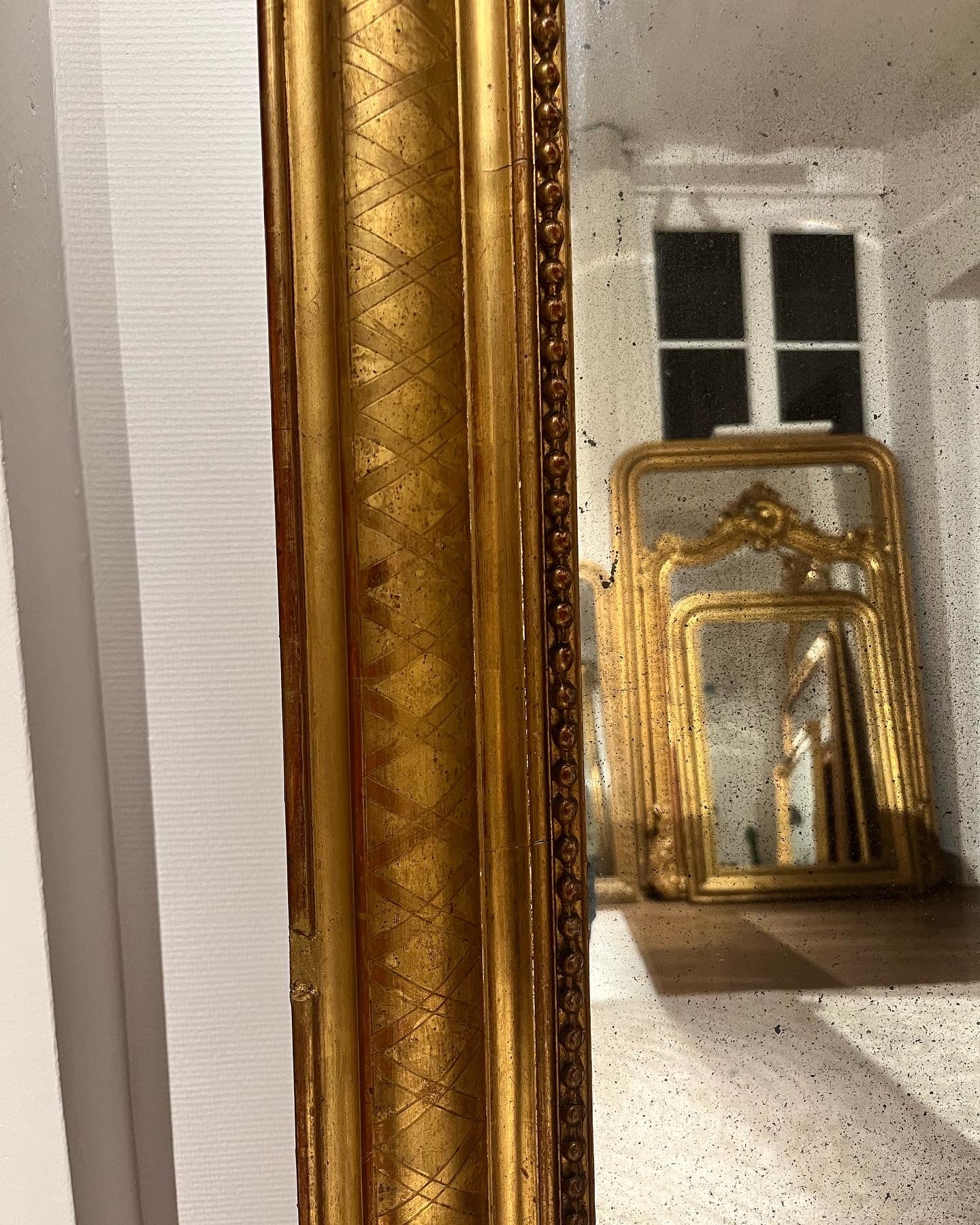 Miroir Louis Philippe à la feuille d’or appartement.basile