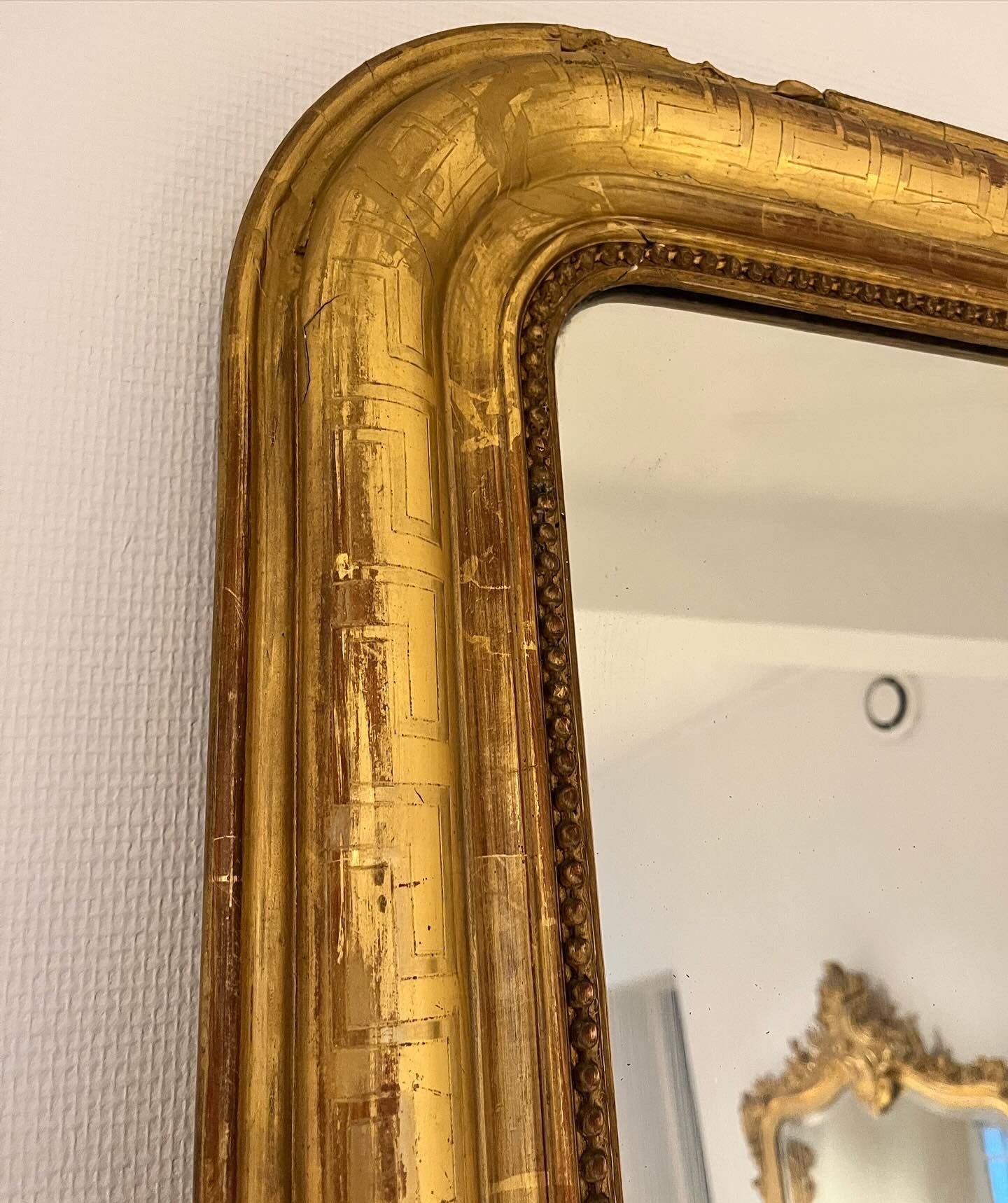 Miroir Louis Philippe à la feuille d’or appartement.basile