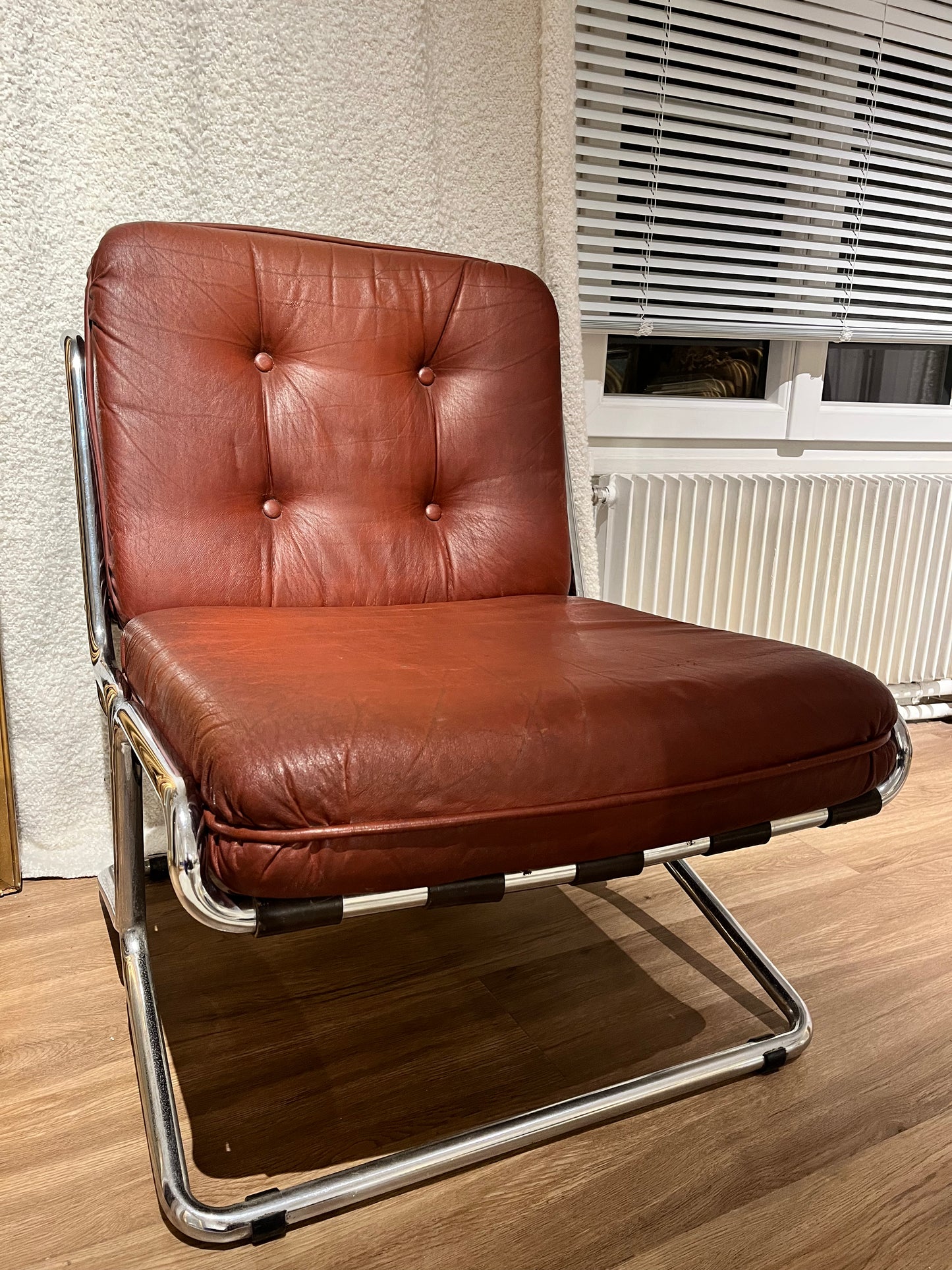 Paire de fauteuils en cuir marron appartement.basile