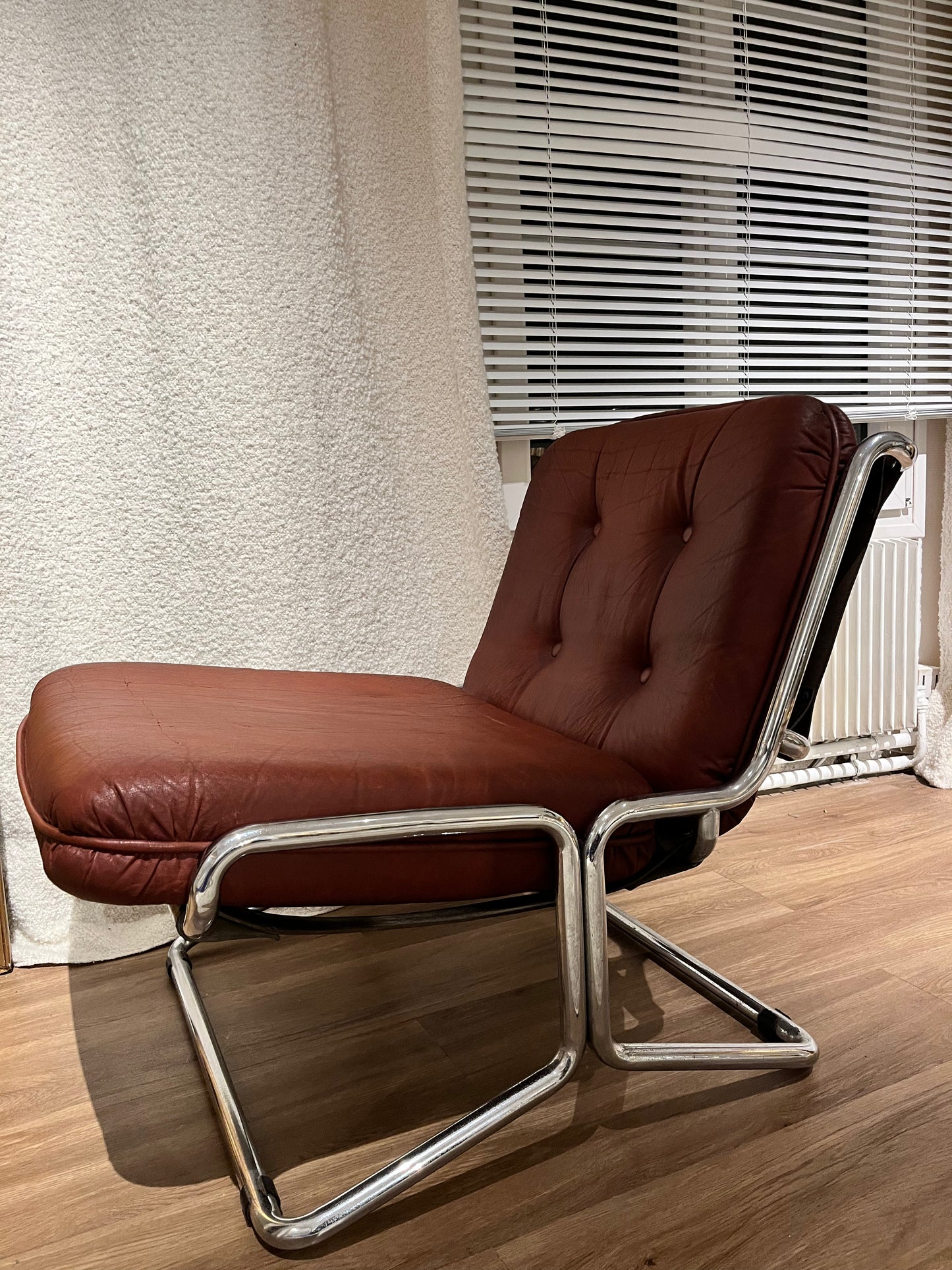 Paire de fauteuils en cuir marron appartement.basile