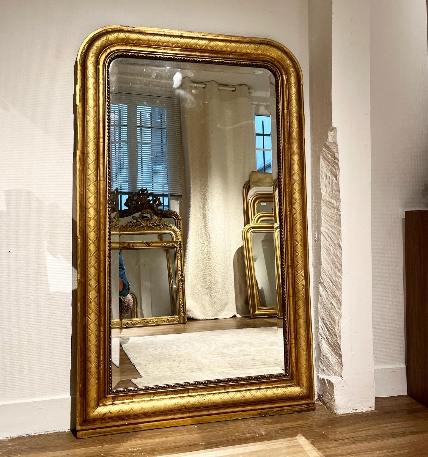 Miroir Louis Philippe à la feuille d'or appartement.basile