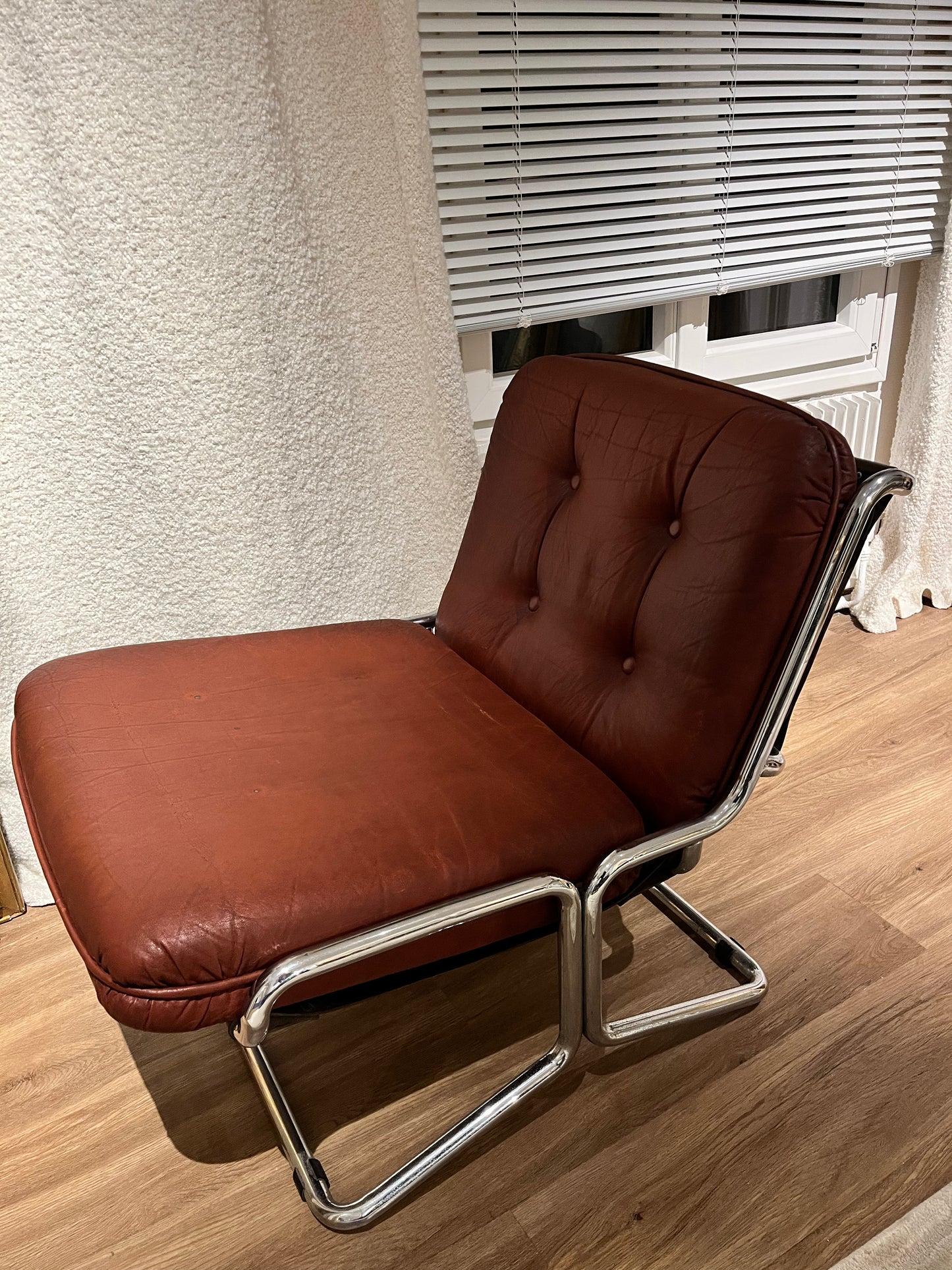 Paire de fauteuils en cuir marron appartement.basile