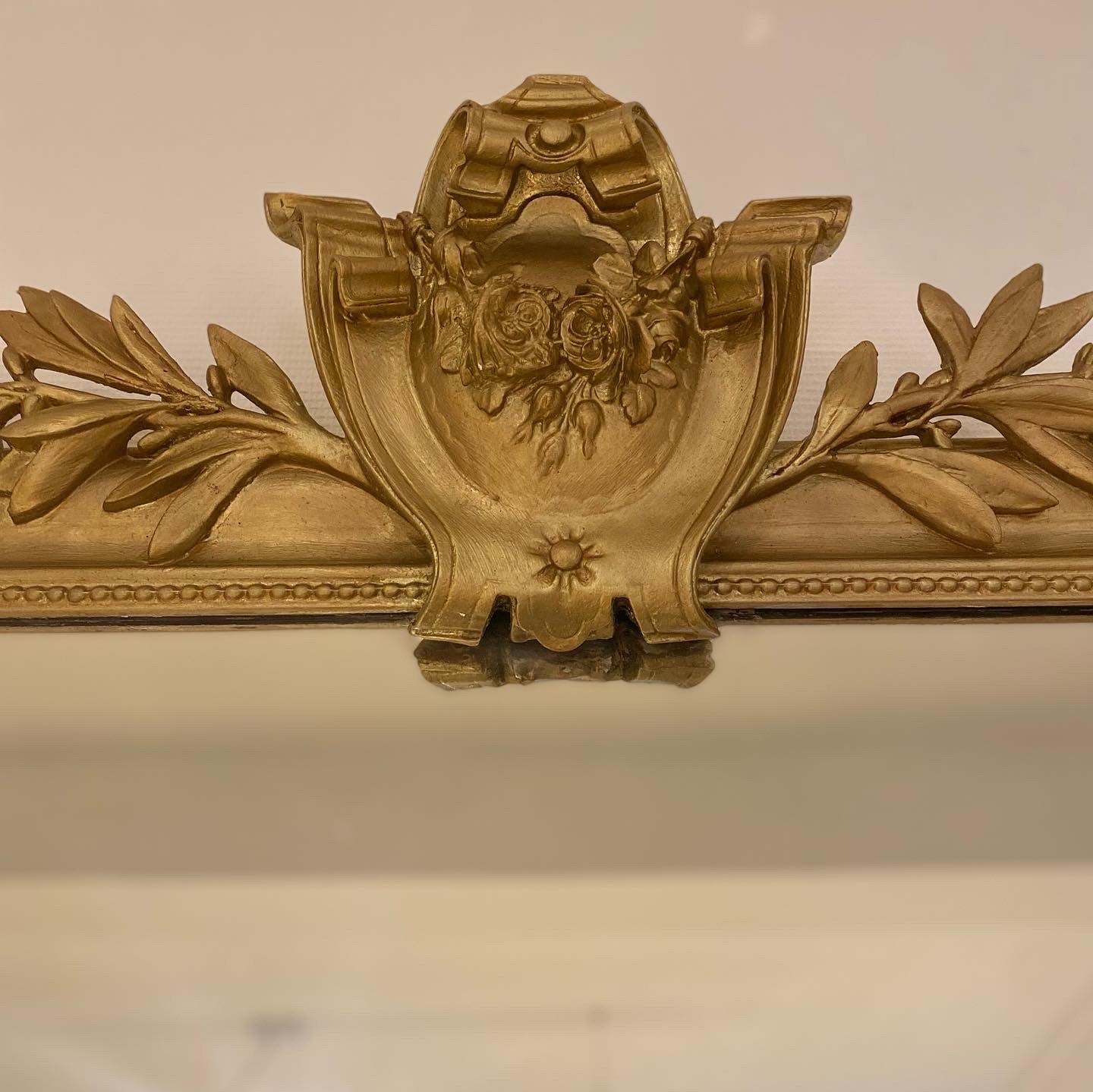 Grand miroir Louis Philippe à fronton appartement.basile