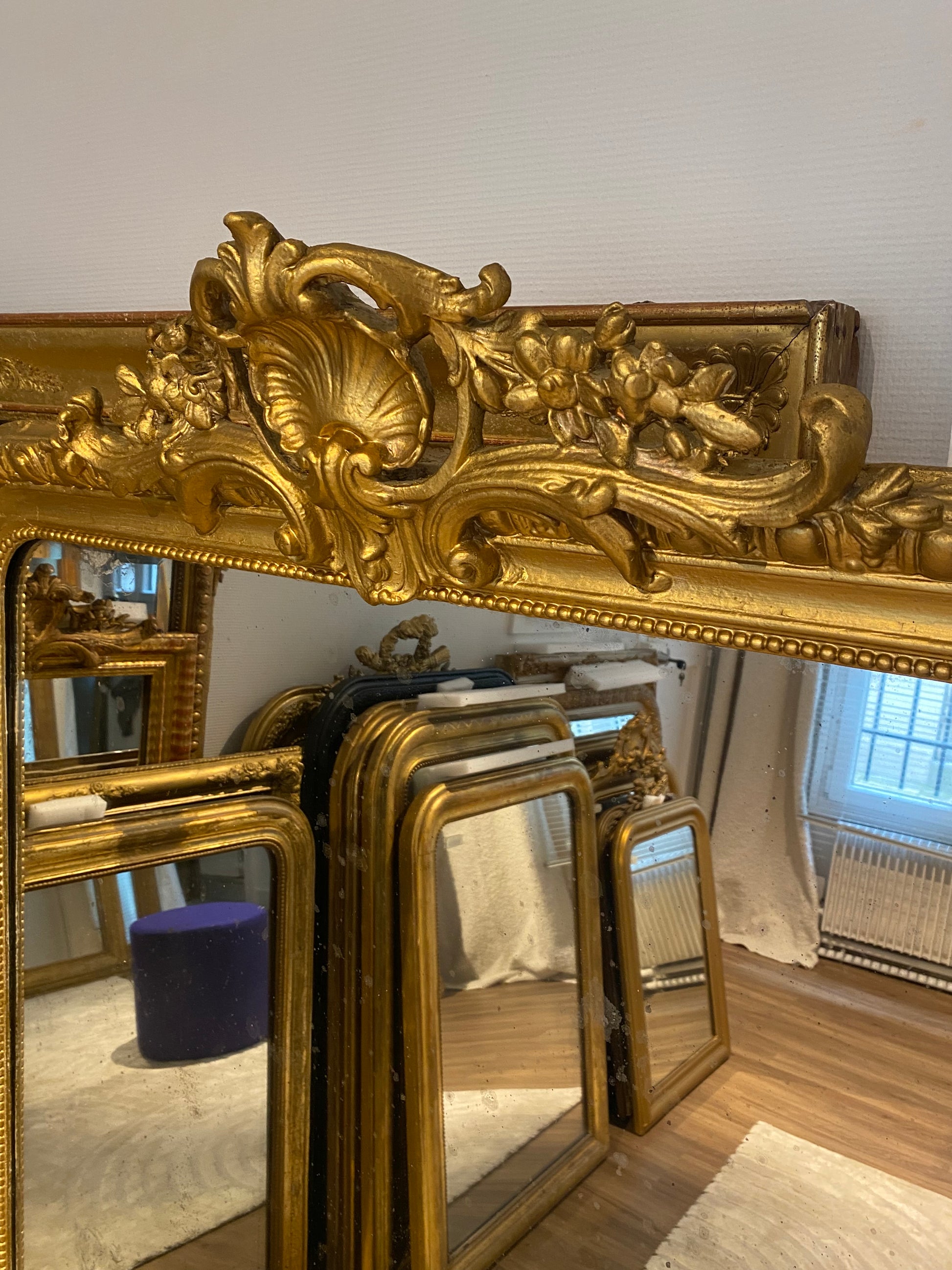 Grand miroir Louis Philippe à fronton appartement.basile