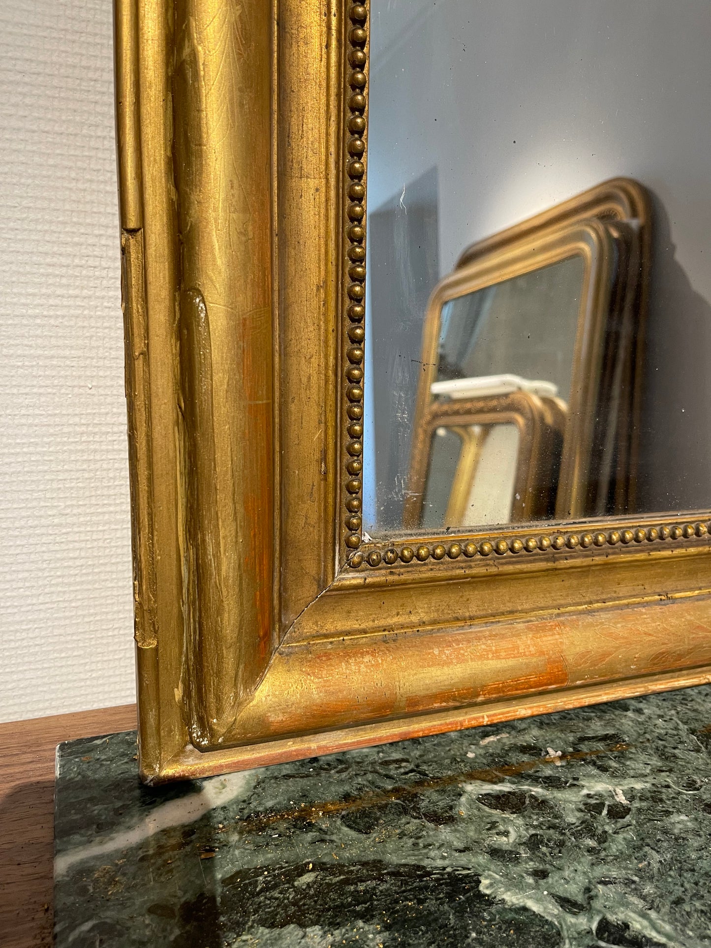 Miroir á la feuille d’or appartement.basile