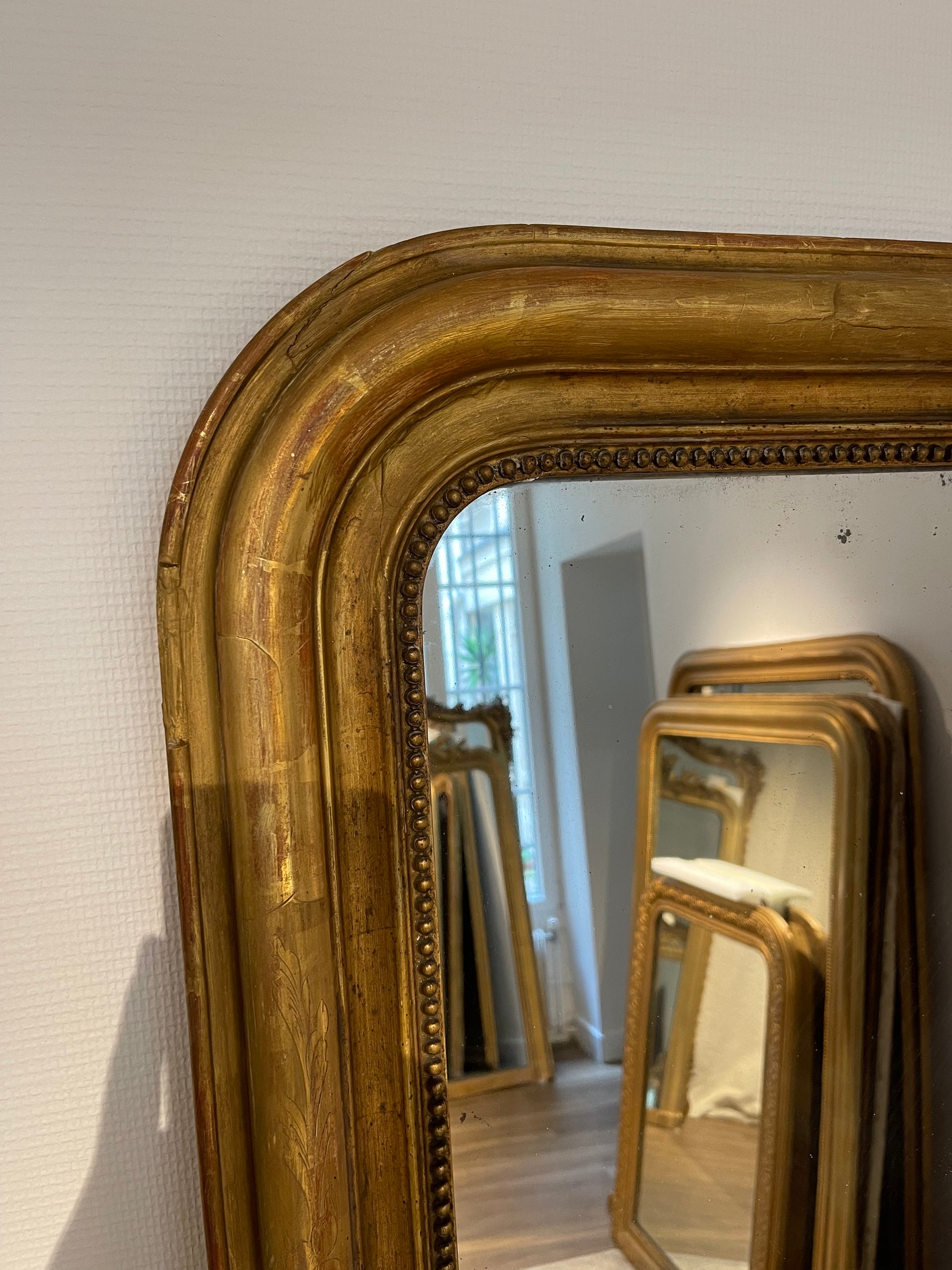 Miroir á la feuille d’or appartement.basile