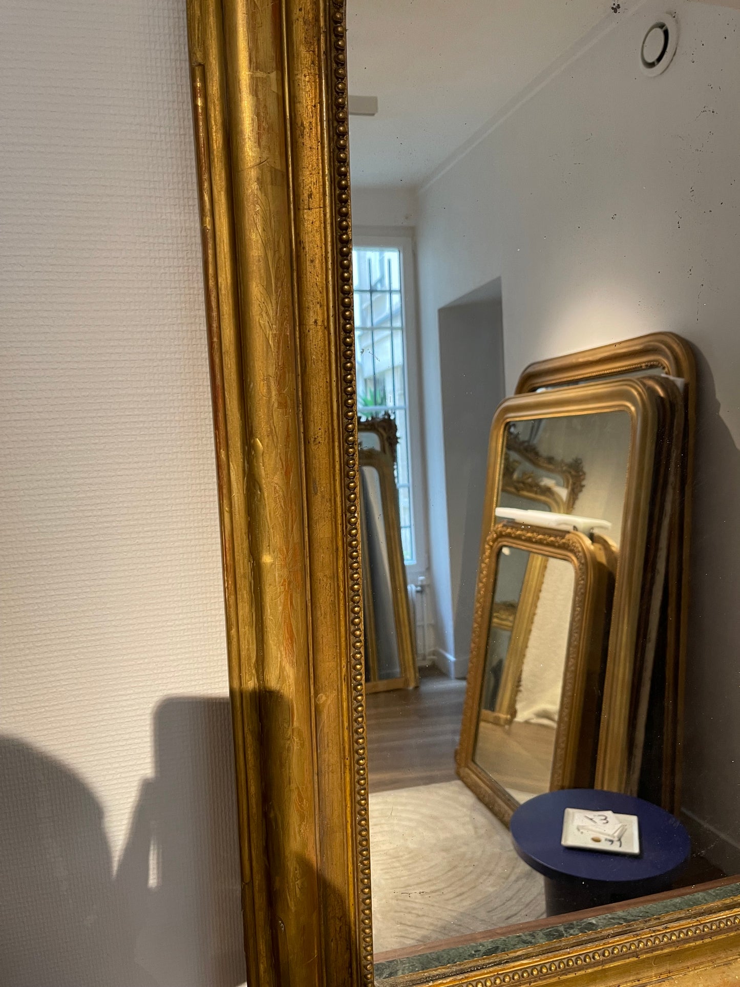 Miroir á la feuille d’or appartement.basile