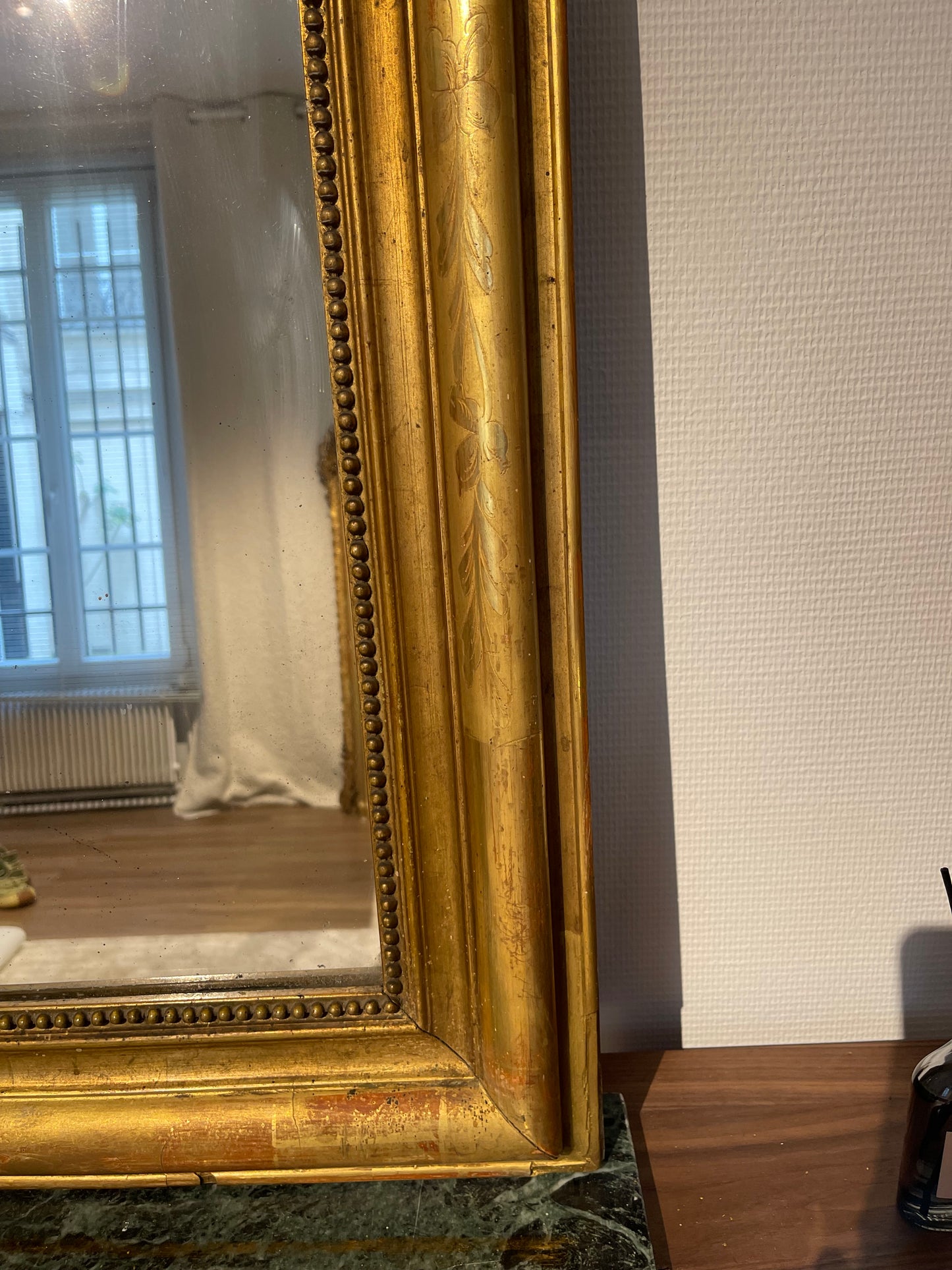 Miroir á la feuille d’or appartement.basile