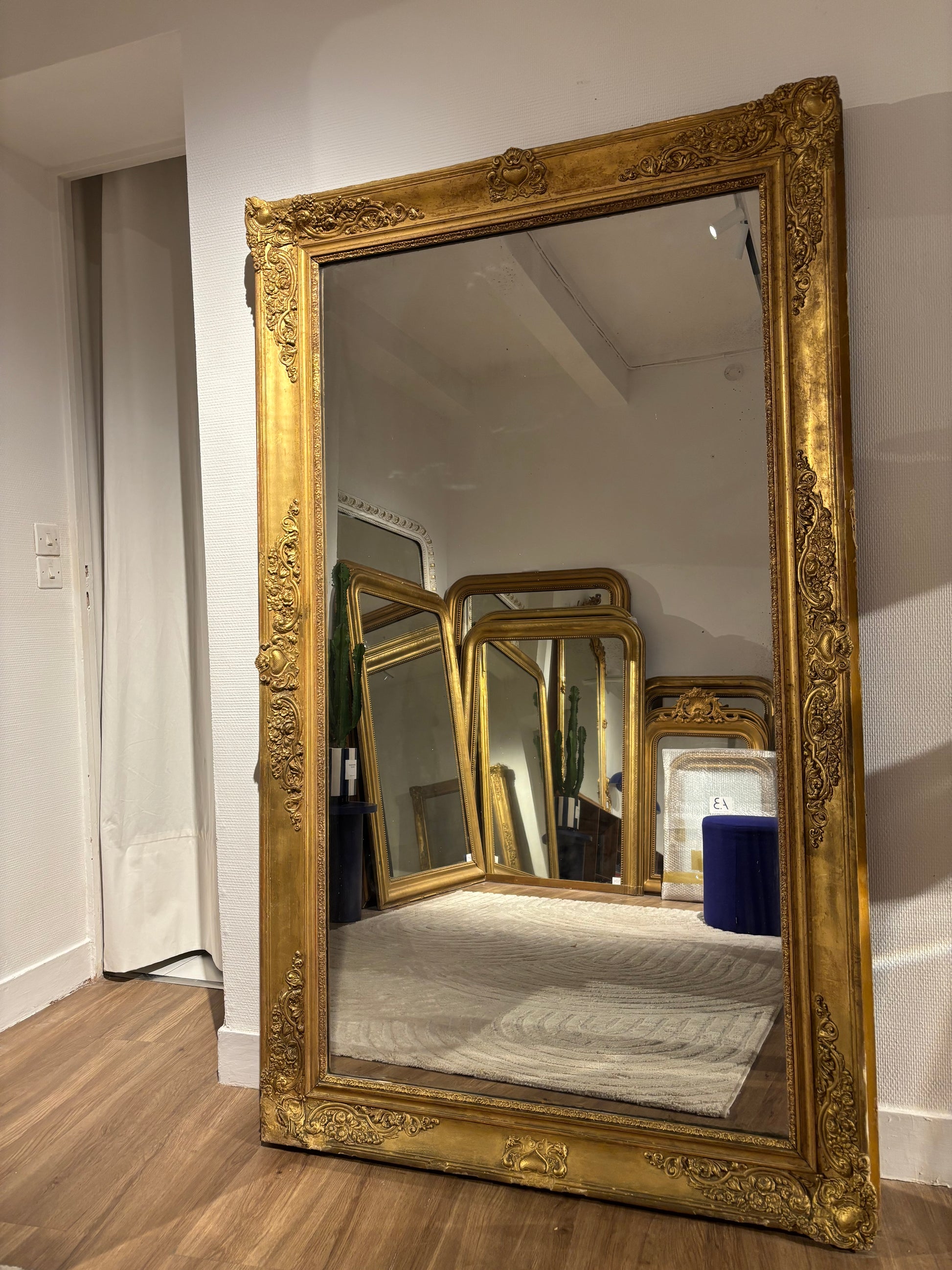 Grand miroir à la feuille d’or (Copie) appartement.basile