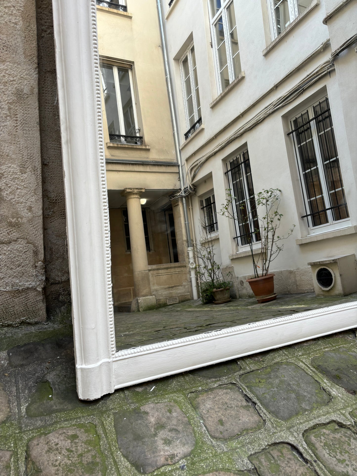 Grand miroir ancien blanc appartement.basile