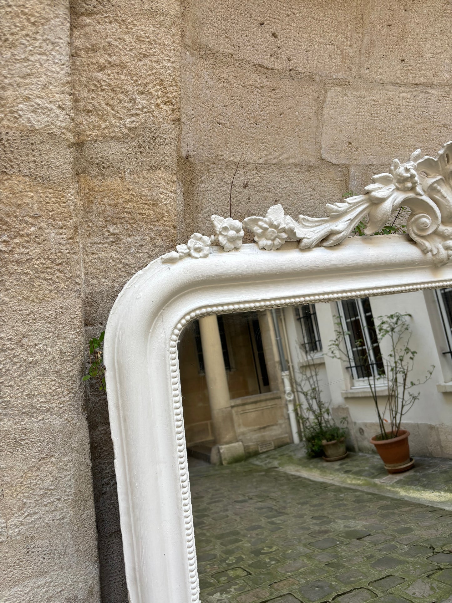 Grand miroir ancien blanc appartement.basile