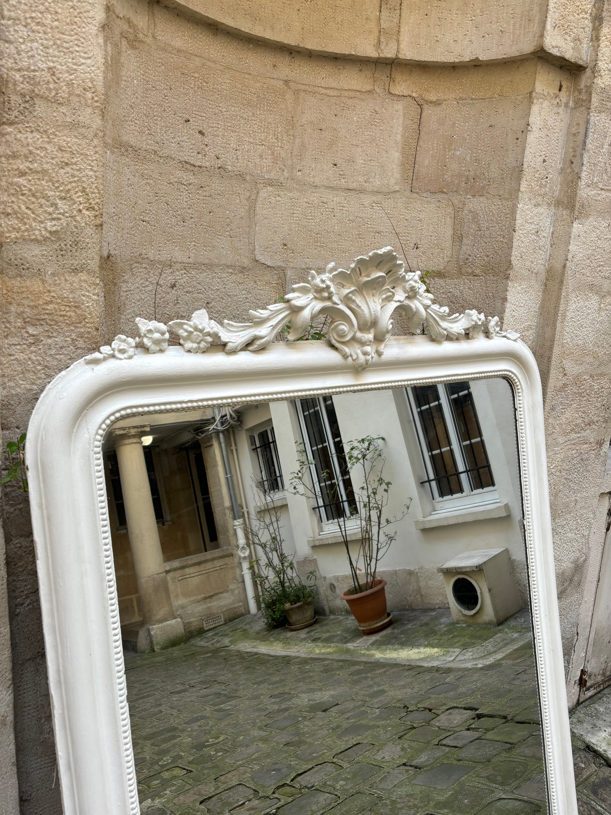 Grand miroir ancien blanc appartement.basile