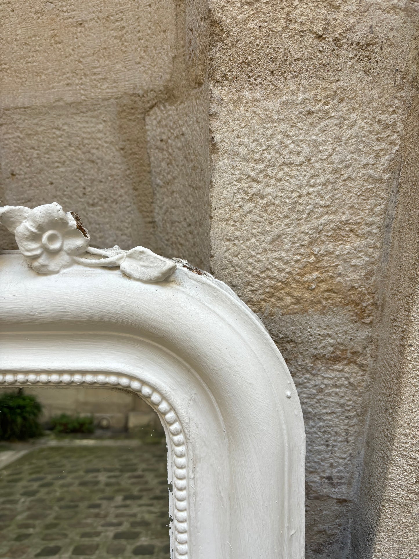 Grand miroir ancien blanc appartement.basile