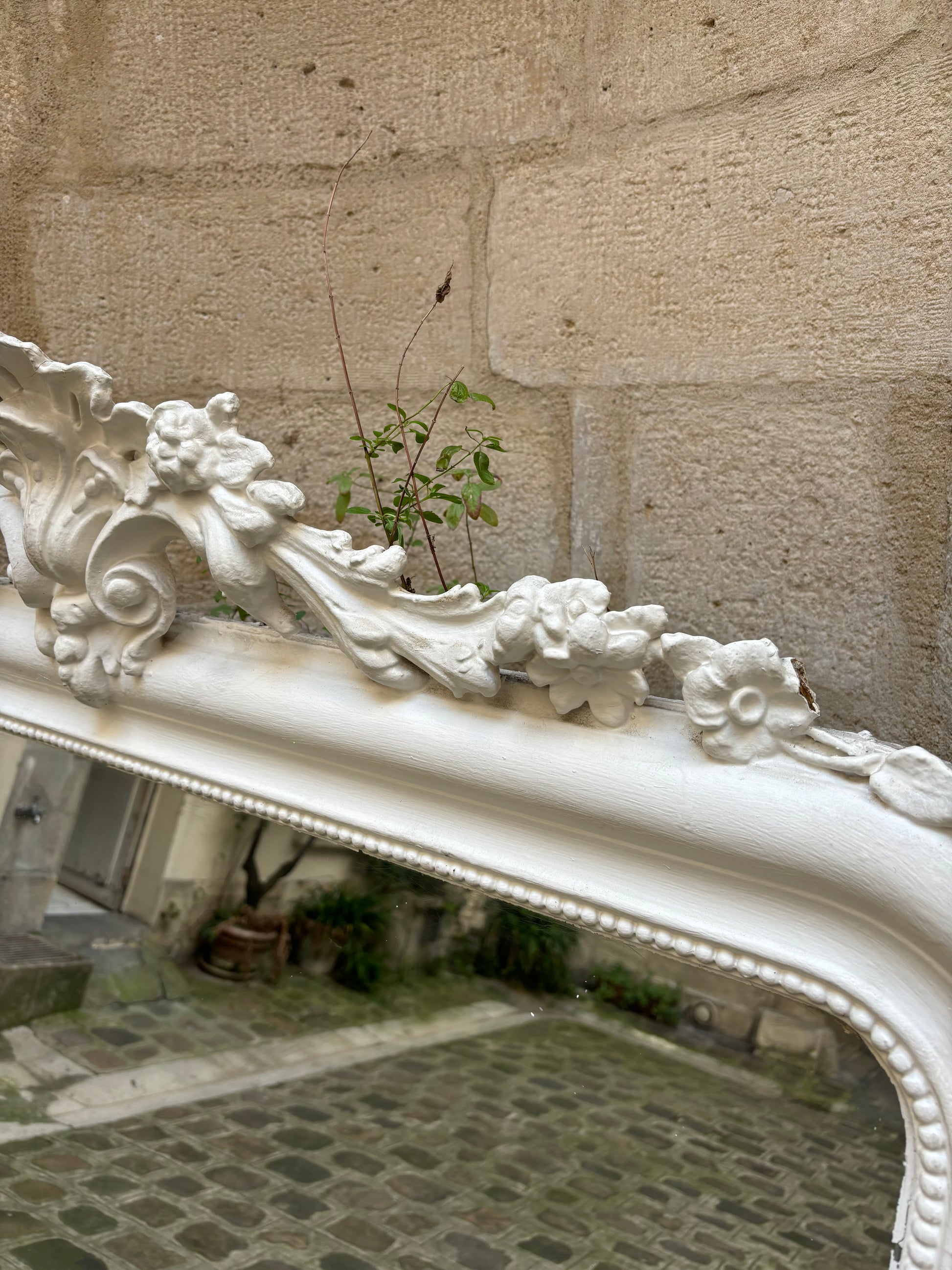 Grand miroir ancien blanc appartement.basile