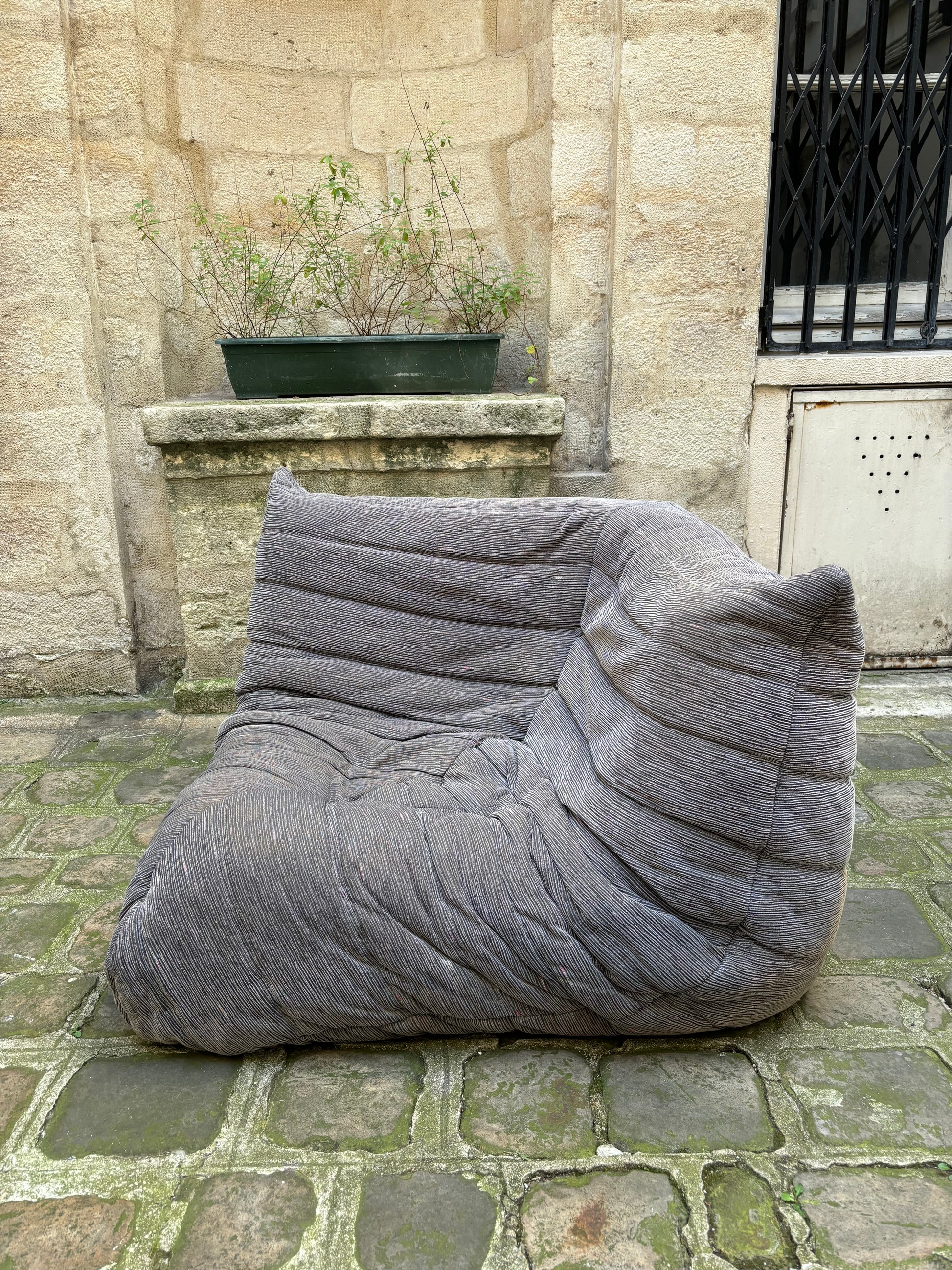 Chauffeuse d’angle Togo Ligne Roset appartement.basile