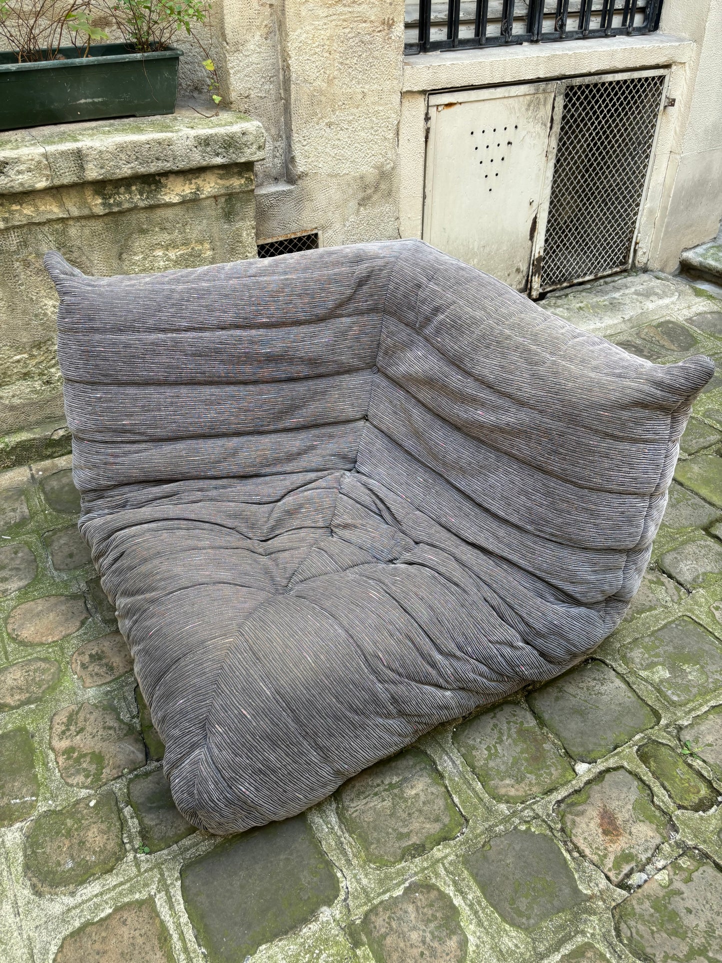 Chauffeuse d’angle Togo Ligne Roset appartement.basile