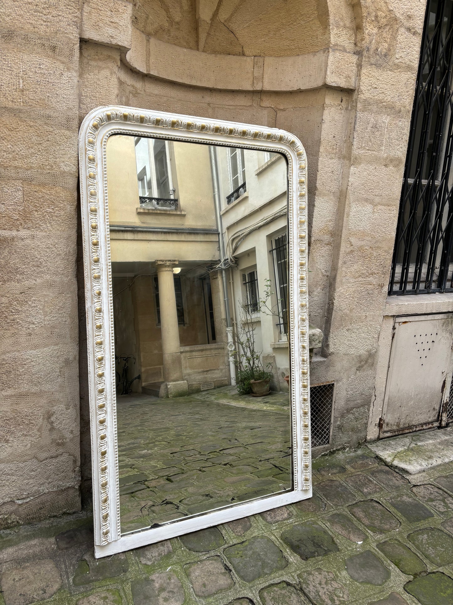 Grand miroir ancien blanc appartement.basile