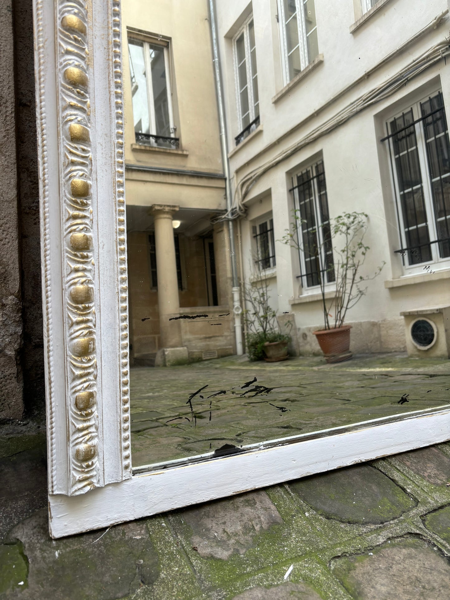 Grand miroir ancien blanc appartement.basile