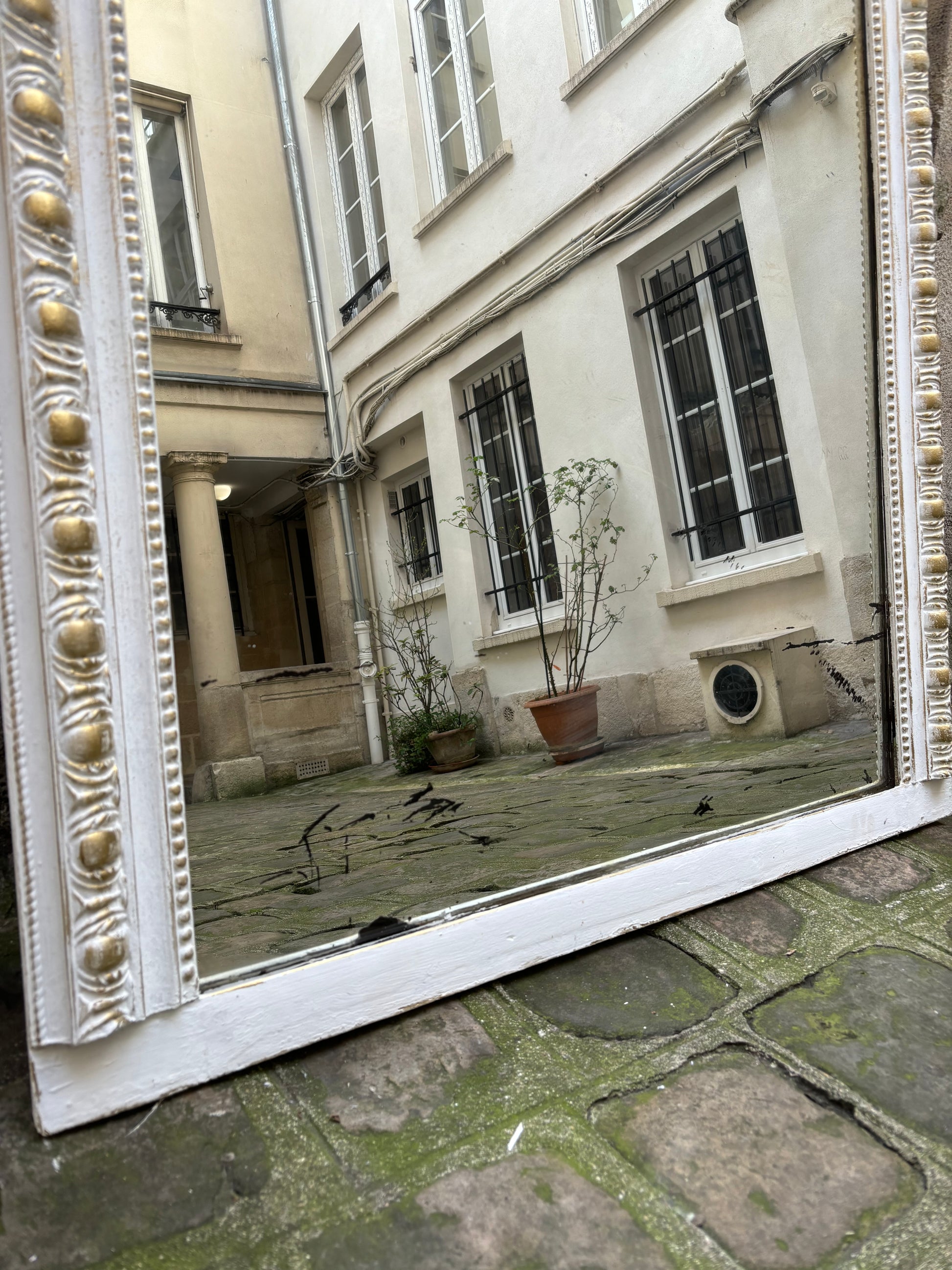 Grand miroir ancien blanc appartement.basile