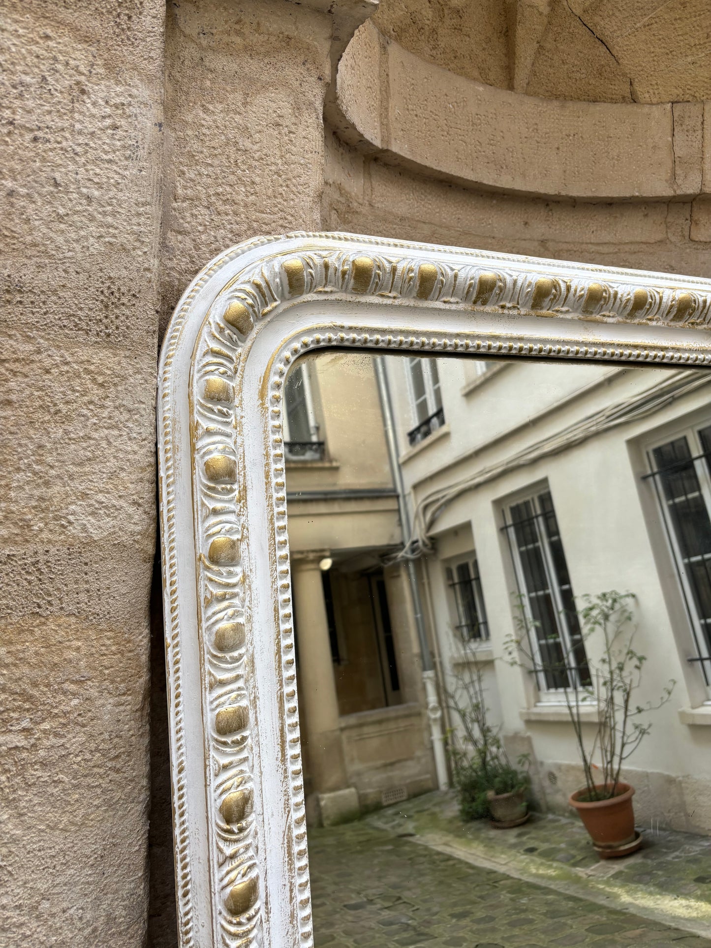 Grand miroir ancien blanc appartement.basile