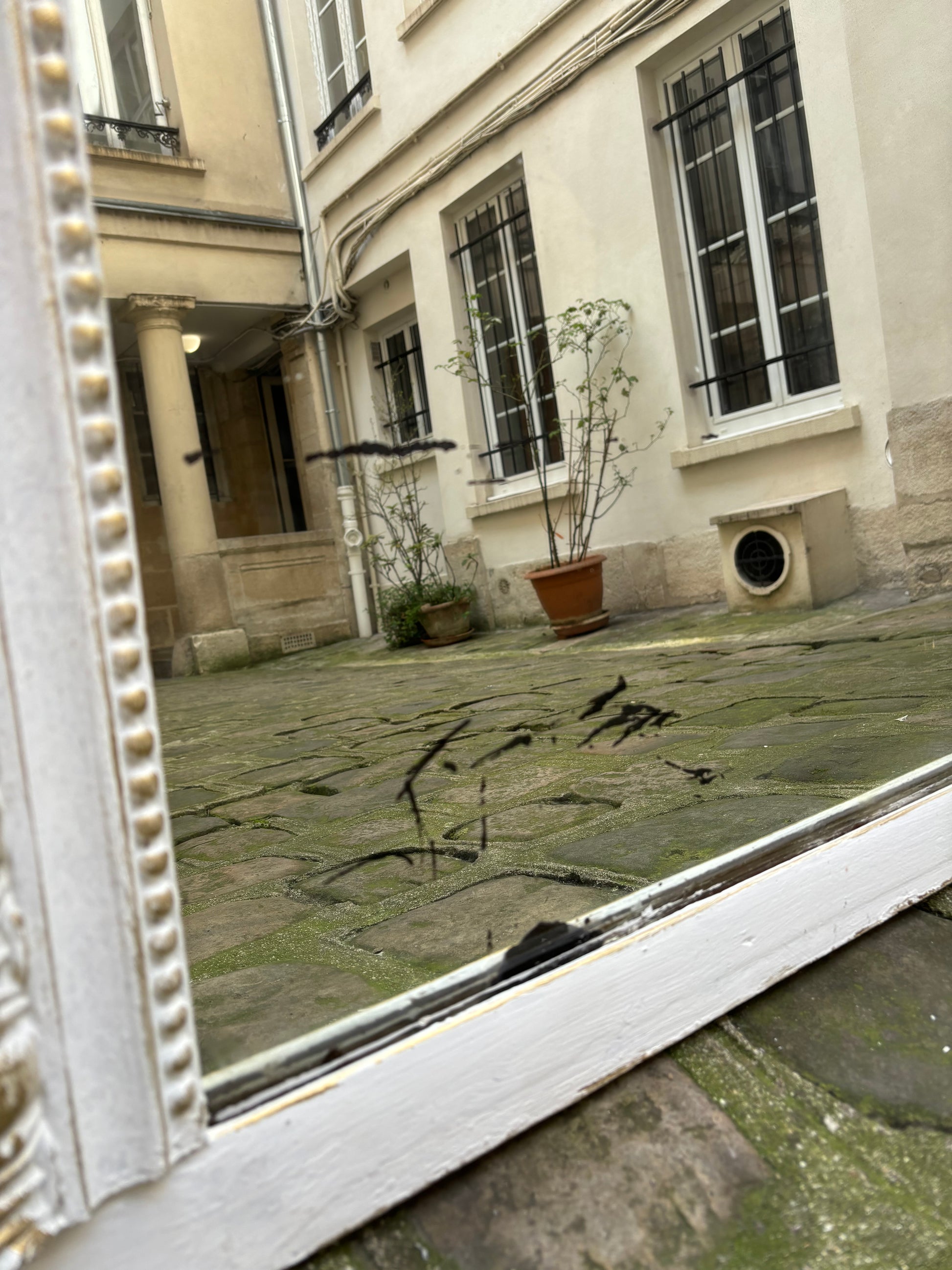 Grand miroir ancien blanc appartement.basile