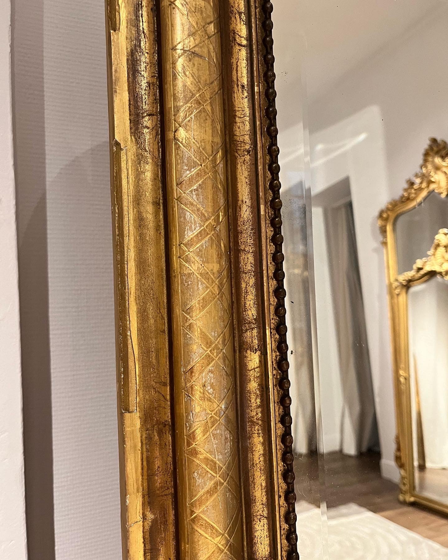 Miroir Louis Philippe à la feuille d'or appartement.basile